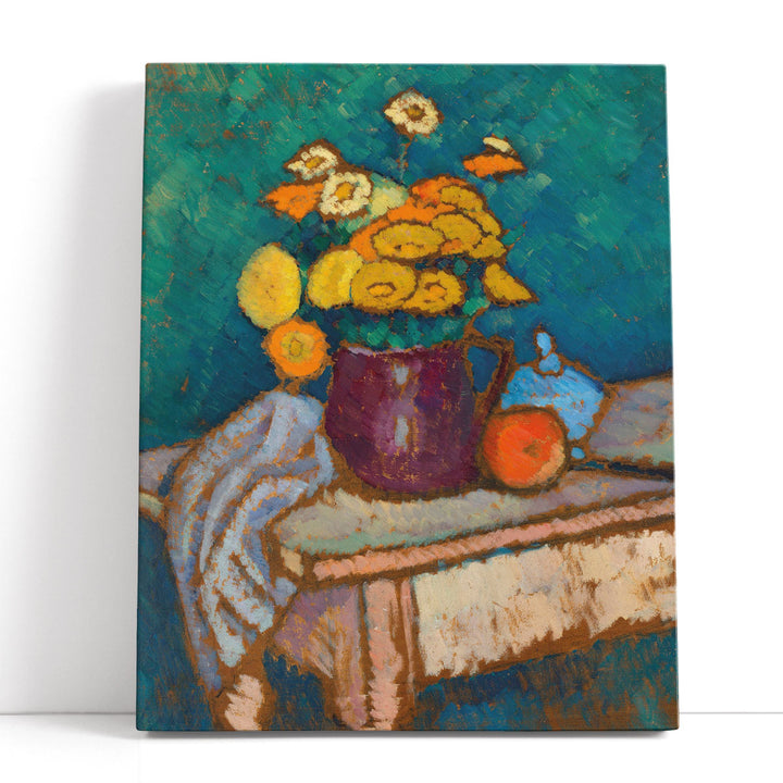 Stillleben mit Tuch, Blumen im Krug, Apfel und Behälter auf Tisch - Canvas Print Wall Art