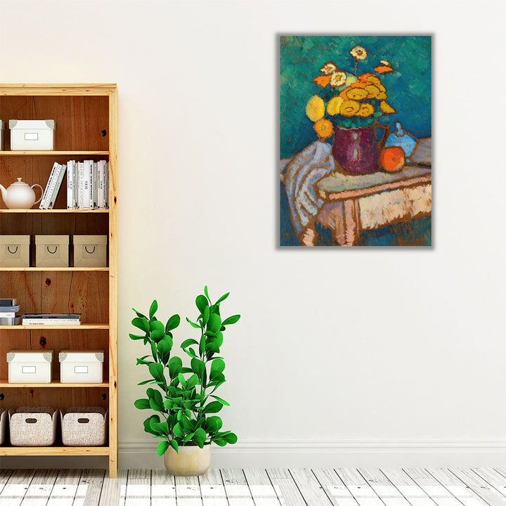 Stillleben mit Tuch, Blumen im Krug, Apfel und Behälter auf Tisch - Canvas Print Wall Art