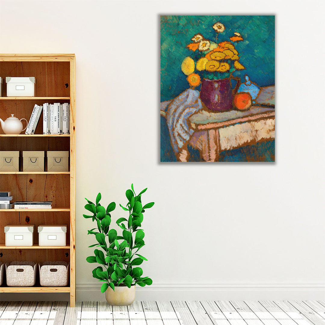Stillleben mit Tuch, Blumen im Krug, Apfel und Behälter auf Tisch - Canvas Print Wall Art